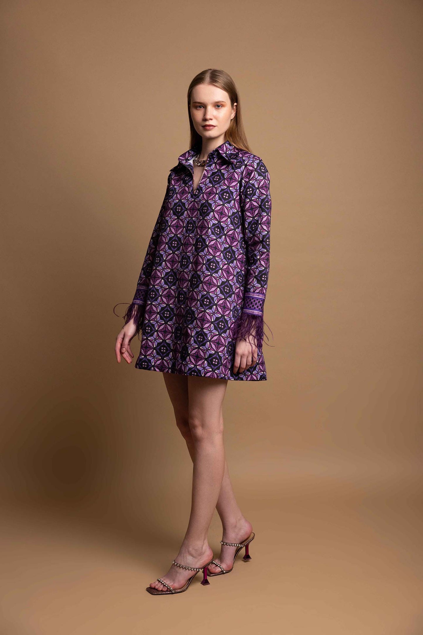 SHARP VIOLET MINI DRESS WITH FEATHERS