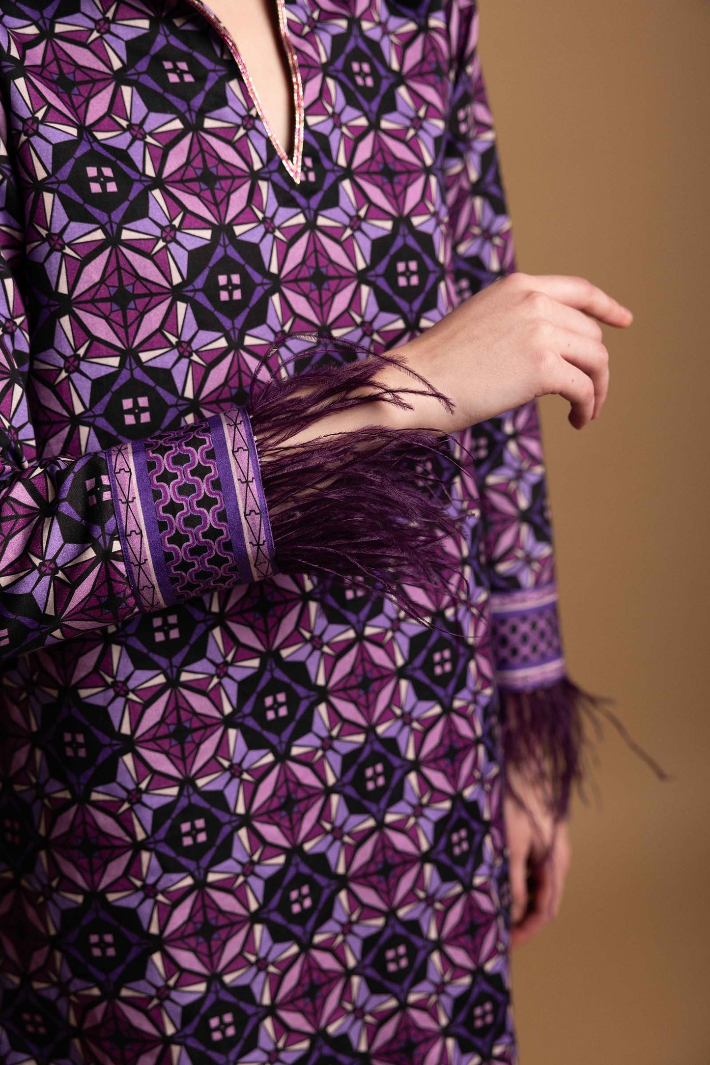 SHARP VIOLET MINI DRESS WITH FEATHERS